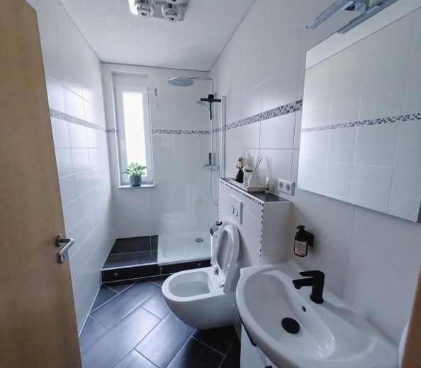 Piso en propiedad, apto para familias, en 2 plantas con carácter de casa y jardín propio – Gäste WC