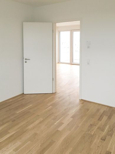 Skyline manzaralı, kapalı balkonlu, ankastre mutfaklı ve kapalı otoparklı aydınlık 2 odalı daire, Frankfurt-Riedberg – Schlafzimmer