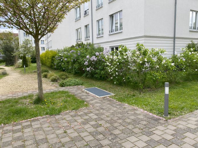 Neubauwohnung von Privat, barrierefrei mit Fußbodenheizung, SmartHome, eigenem Garten und Balkon – Blick auf den Garten