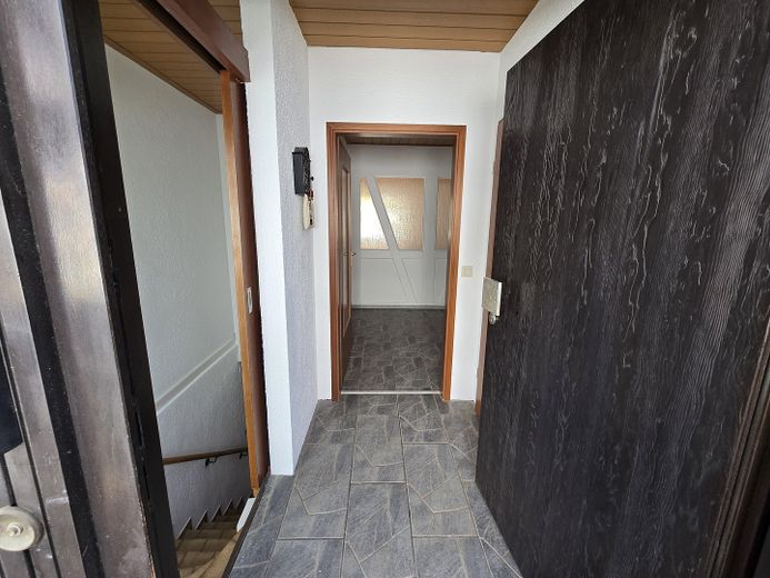 Einfamilienhaus mit kernsanierter Einliegerwohnung, Pool und Garage in Lustadt – Hauptwohnung Eingang
