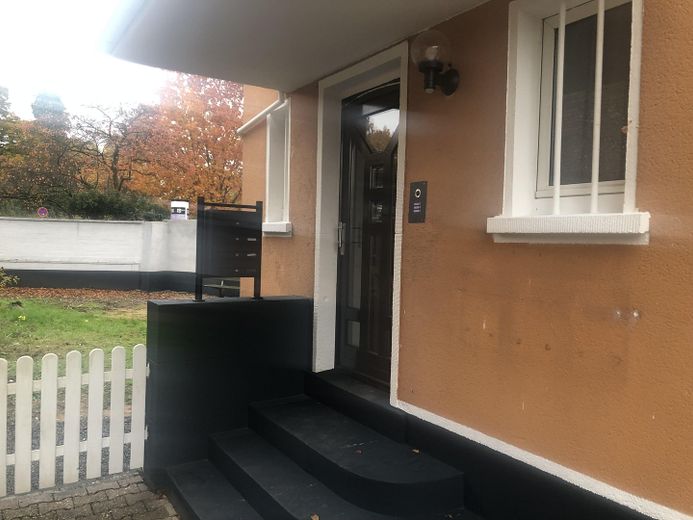 Zentral gelegene sanierte 2-Zimmer EG Wohnung Lev Schlebusch mit Terrasse – Hauseingang