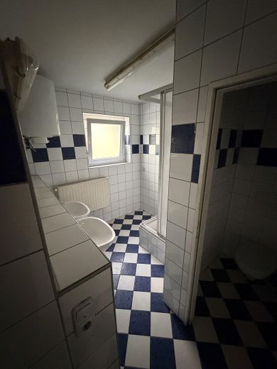 Effizient nutzbare Bürofläche / Atelier mit 80 m² (teilbar) in Krefeld – Duschbad