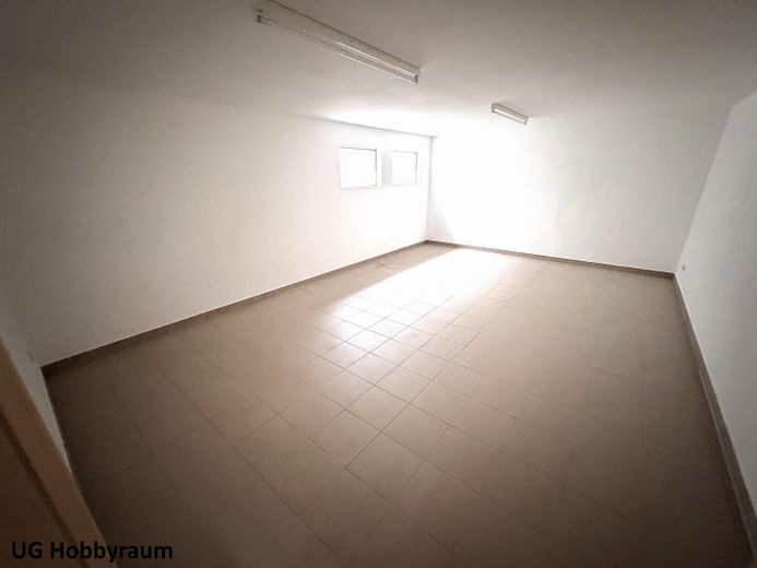 1-gezinshuis in 93333 Neustadt/Do (bj 2003), 120m² woonoppervlakte, 532m² grond en dubbele garage – KG Hobbyraum