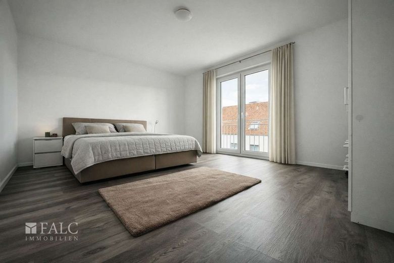 "Helles, großzügiges Schlafzimmer mit bodentiefen Fenstern, Accessoires dezent visualisiert."