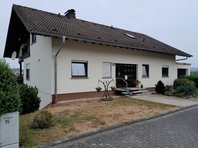 Provisionsfrei von Privat: Großzügiges Mehrfamilienhaus mit Ausbau-Potenzial und Traum-Aussicht – Vorderseite von links