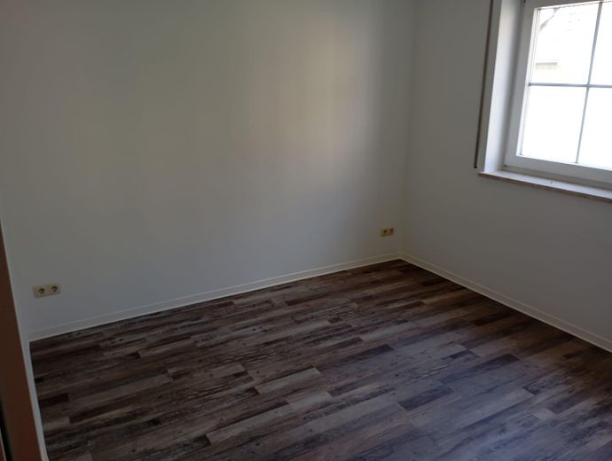 Komplett neu renovierte 2-Zimmer Wohnung im 1.OG mit Balkon – Schlafzimmer