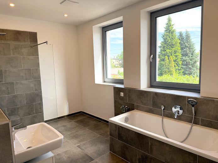 LUSSO vicino all’Elba: esclusivo appartamento di 2 locali con balcone e riscaldamento a pavimento *standard di nuova costruzione* – Tageslicht-Badezimmer