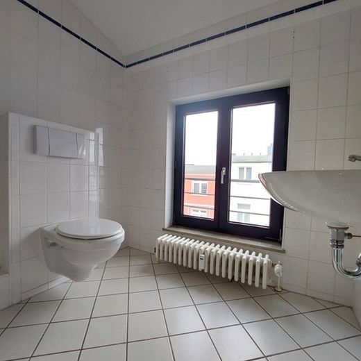 1-Zimmer-Dachgeschosswohnung mit Balkon und neuer Einbauküche – Bad