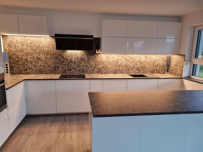 **Neubau Erstbezug, Traumhafte und moderne 4-ZIMMER EG.-Maisonette Whg. in Bischofsheim** – Küche