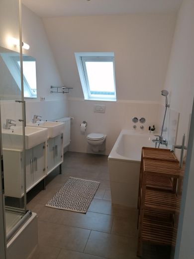 Großzügiges, helles Haus in ruhiger Wohnstraße (30km-Zone) in Pinneberg-Waldenau. – Bad-OG-1
