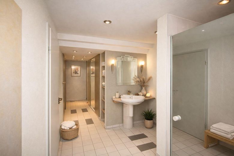 Living & working in a prime location near Fürth, Erlangen & Nuremberg! – Wellness-Deko KI gen.
