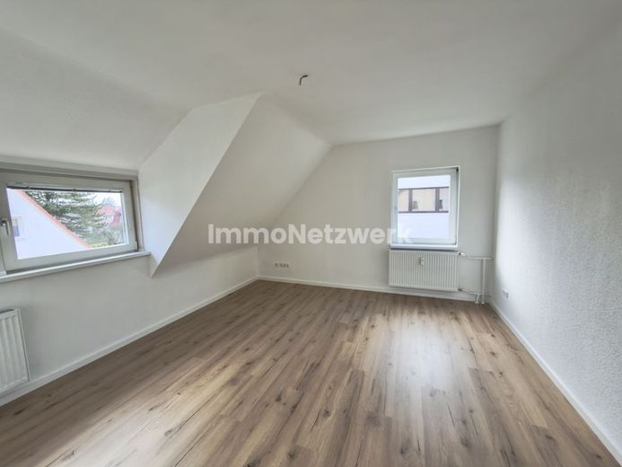 Vollrenovierte 3 Zimmer Wohnung im Greitweg, modernisiertes Bad mit Wanne zum 1.2.26 – Wohnzimmer