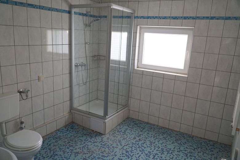 Vollständig renoviertes und modernisiertes 5-Zimmer-Einfamilienhaus in Eichendorf – Bad