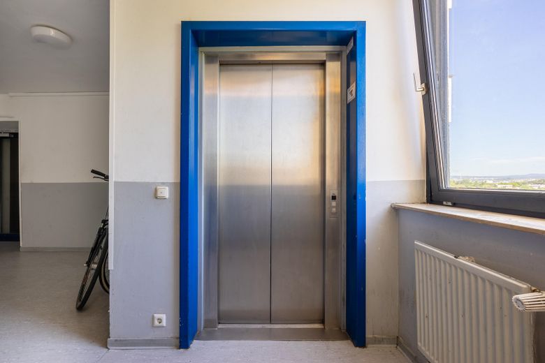 ¡Apartamento+plaza de aparcamiento en Maguncia: inversión, padres y uso propio – ¡VACÍO Y SIN COMISIÓN! – Bequemer Zugang zum 4. OG