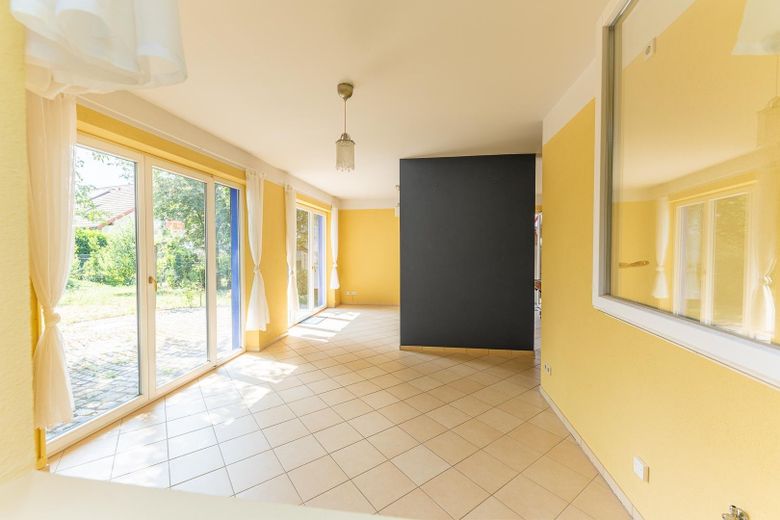 Vivir con vistas panorámicas – Casa bifamiliar bien cuidada con jardín meridional de estilo parque y vistas panorámicas – EG Einliegerwohnung