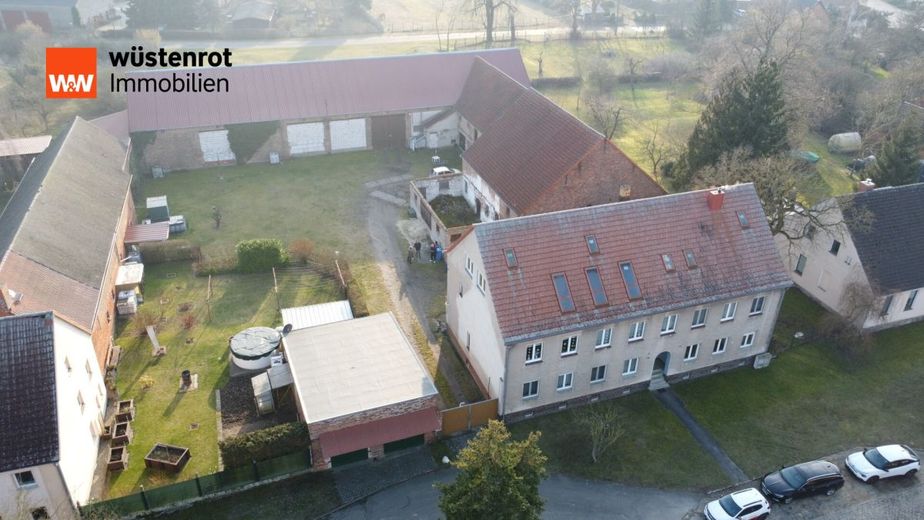 Circa 23.000EUR Einnahmen durch PV-Anlage! MFH mit 5 Einheiten, Garagen und Scheune bei Jüterbog. – Draufsicht