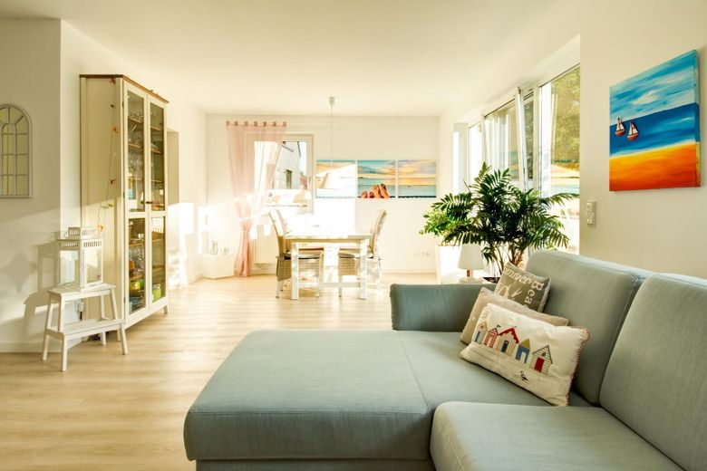 Central, accessible comfort apartment with Baltic Sea views – Wohn-Essbereich
