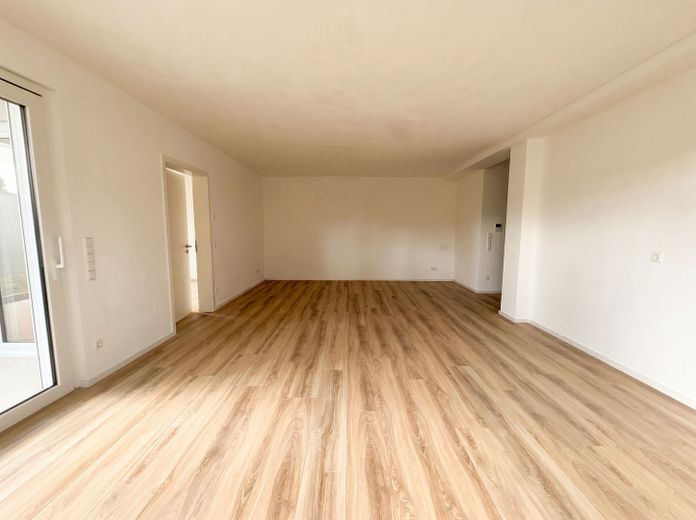 First occupancy! New, bright, barrier-free 3-room ground-floor apartment with garden in a central location in Jockgrim – Offener Ess- und  Wohnbereich