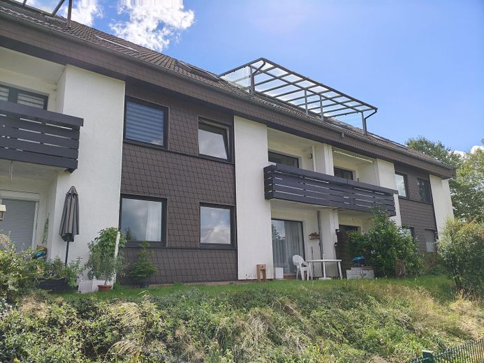 Appartement en copropriété solide de 2 pièces avec loggia et vue imprenable dans un emplacement calme – Rückansicht der Wohnung
