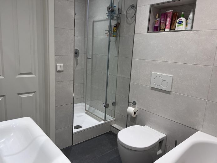 Dusche im Badezimmer