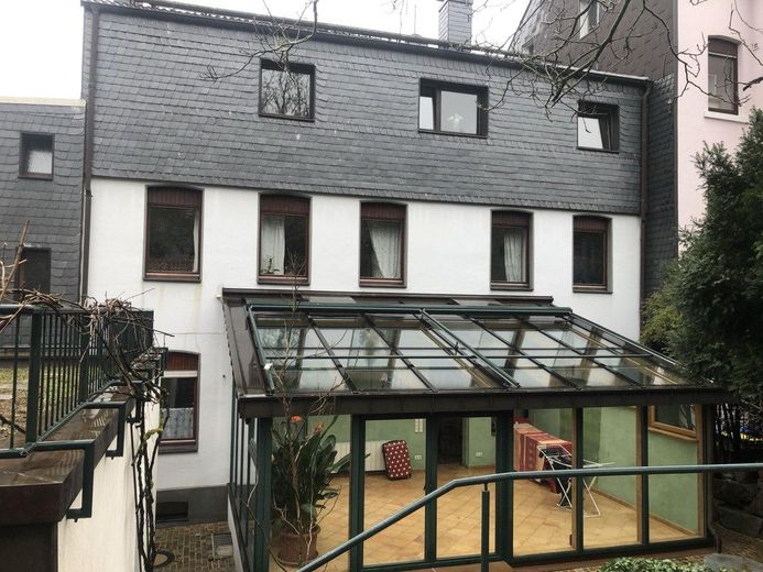 3-Fam.-Haus mit Wintergarten, großer Süd-Garten, viel Nutzfläche, erneuerbare Energien, Doppelgarage – Rückansicht