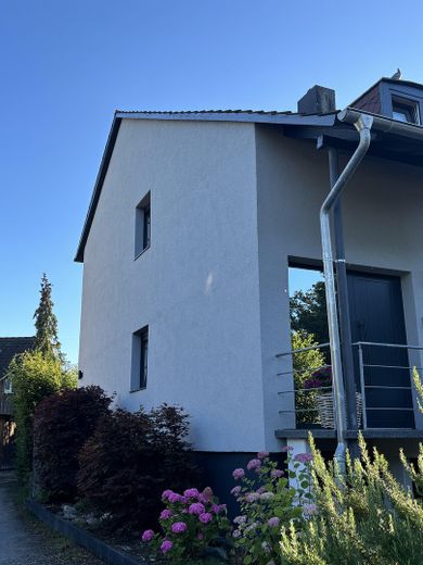 Moderne Doppelhaushälfte in Hemmingen – Seitenansicht