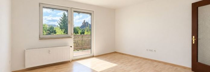 Danndorf: Helle 3-Zimmer-Dachgeschosswohnung mit Balkon und Einbauküche