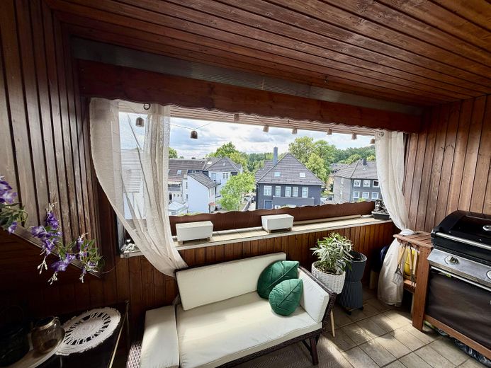 Prachtig appartement op de zolderverdieping met grote loggia, parkeerplaats in rustige ligging en ca. 6 % rendement – Gemütliche Loggia