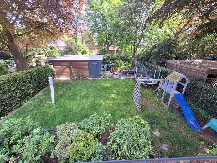 Doppelhaushälfte mit Einzelhauscharakter im Dreieck Berne-Sasel-Volksdorf – Blick in den Garten aus dem WZ