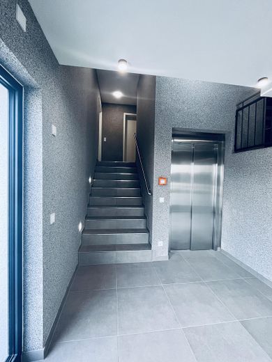 Exklusive 3,5 Zimmer Eigentumswohnung mit gehobener Ausstattung KfW-40-Plus nähe Brombachsee – Treppenhaus mit Aufzug