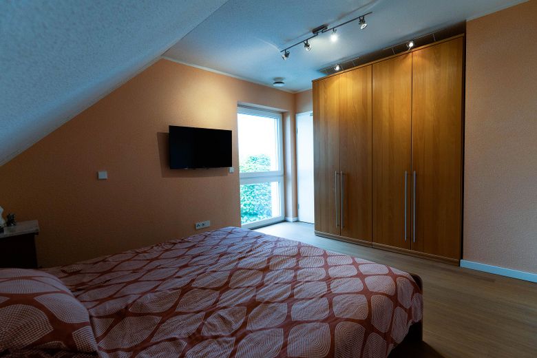 Casa passiva PLUS di architetto, classe energetica A+ (5,0 kWh/m²a) a Weisenheim am Sand – Schlafzimmer