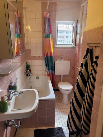 Großzügige, helle 3-Zimmerwohnung in Südstadt – Bad