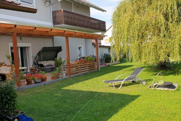 Casa a schiera d’angolo spaziosa, completamente ristrutturata, con appartamento indipendente e ampio giardino