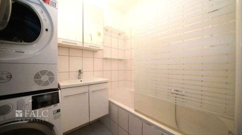 Neubau-Feeling: 3-Zimmer-Erdgeschosswohnung in perfekter Lage *KERNSANIERT* - FALC Immobilien – gefliestes Badezimmer