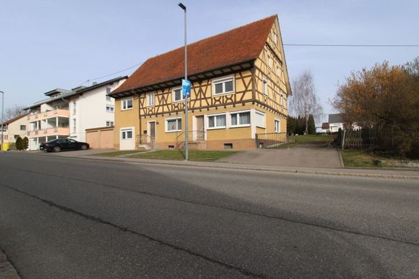 Geräumiges 4 - Familienhaus mit Entwicklungspotenzial und Zwei Garagen in Dauchingen