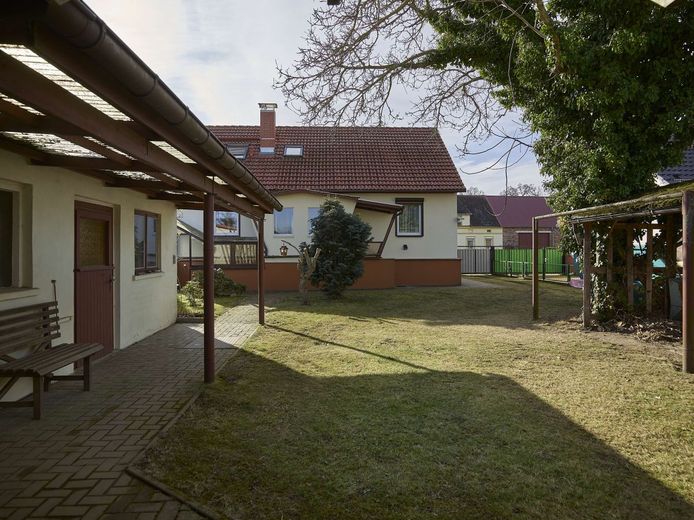 Haus mit 5 Zimmern, Wintergarten und vieles mehr – Hausansicht Hofseite