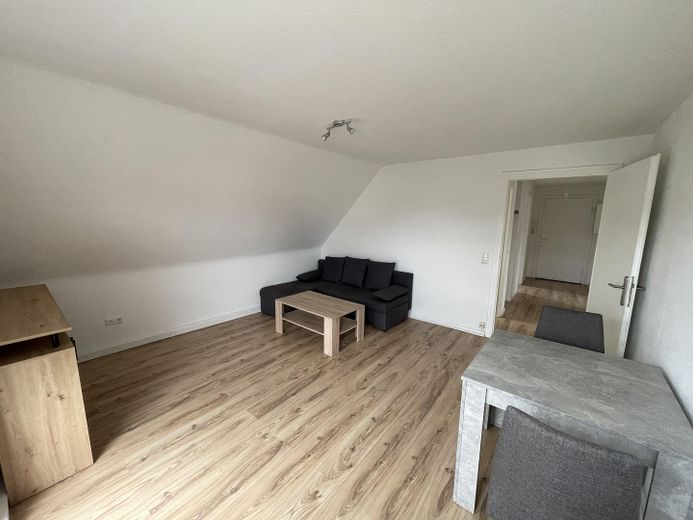 Charmante 2,5-Zimmer-Wohnung mit Einbauküche – Wohnzimmer