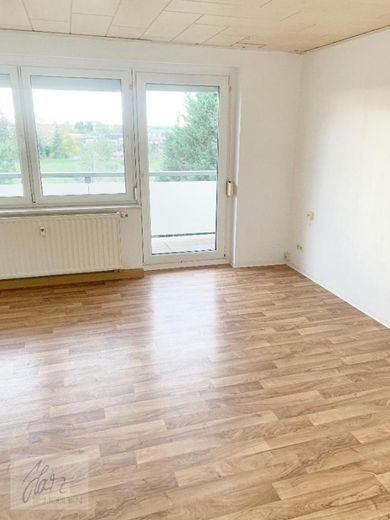 ***AB SOFORT ZU VERKAUFEN*** 1-Raumwohnung mit großzügigem Balkon, Einbauküche und Tageslichtbad mit Dusche – Wohnzimmer mit Blick Richtung Balkon