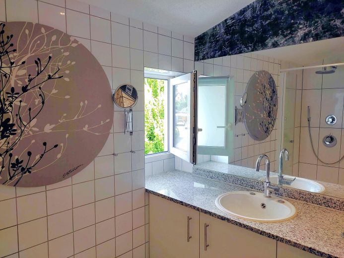 Repräsentatives Traumhaus im grünen Zehlendorf – Masterbad mit Regendusche