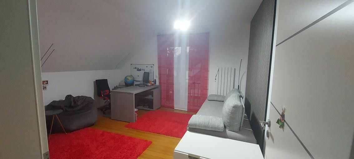 Geräumiges und modernisiertes 8-Zimmer-Einfamilienhaus mit geh. Innenausstattung in bester Lage – Schlafzimmer 2 OG
