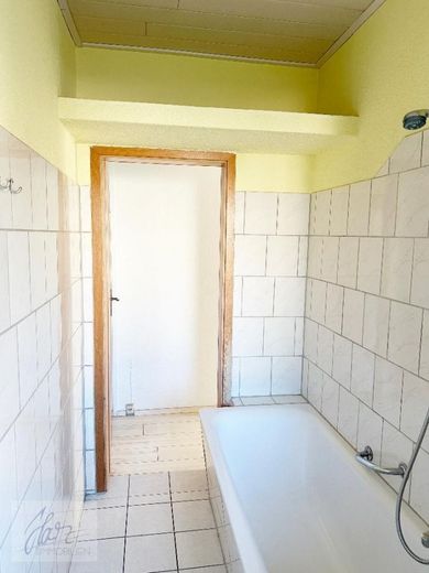 *** IHR NEUES ZUHAUSE WARTET - 3-RAUM-WOHNUNG IN ZEITHAIN MIT RENOVIERUNGSVORTEIL ZUR MIETE! *** – Tageslichtbad mit Wanne, WC und Waschtisch