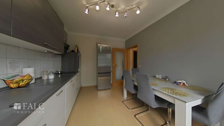 Vielseitiges Drei-Parteien-Haus mit großzügigen Freiflächen – EG links Küche