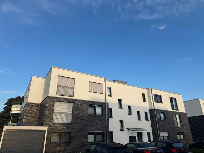 Apartamento de 3 habitaciones como nuevo (año de construcción 2021) con balcón de 15 m², aire acondicionado y plaza de garaje subterráneo – Moderne Außenansicht