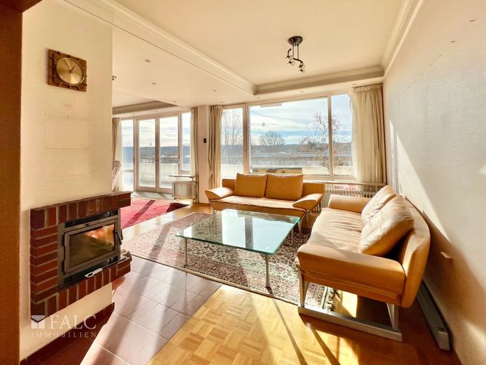Exklusive Penthouse-Wohnung mit großzügiger Dachterrasse und Bergpanorama – Wohnen