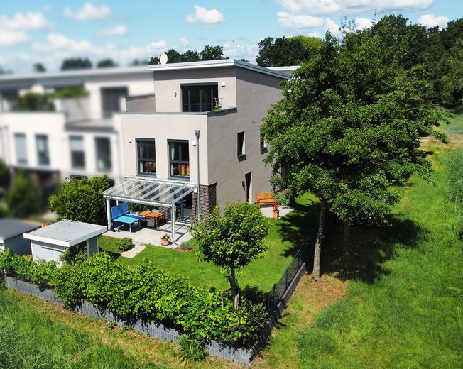 Oberneuland: Like-new end-of-terrace house with green views, roof terrace – commission-free – Garten mit Grünbezug