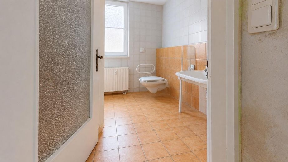 Renovierte 3 1/2-Zimmer-Erdgeschosswohnung mit Einbauküche, Bad und Gäste-WC in Nordstemmen – Bad