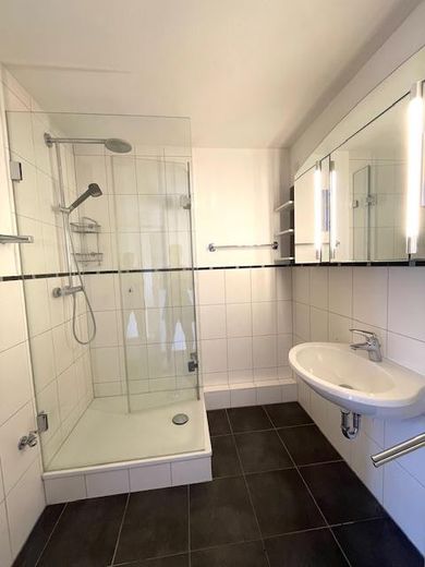 Provisionsfreie lichtdurchflutete 3-Zimmer-Wohnung mit Miele-Küche & Bergblick – sofort verfügbar! – Bad