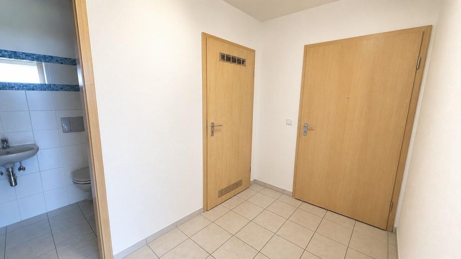Schöne 2-Zi.-Whg. m. Südbalkon u. EBK - top vermietet - in ruhiger und zentraler Lage – Flur/Abstellraum/WC