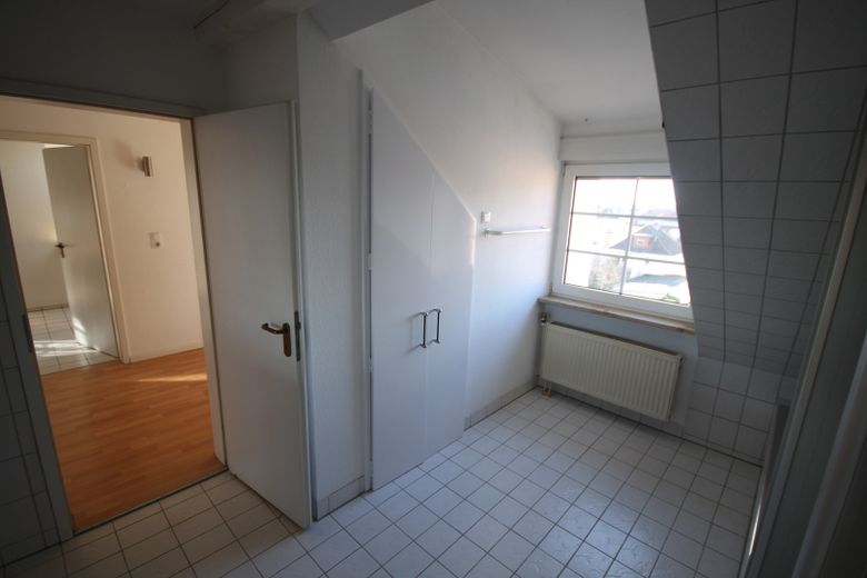 Lichtdurchflutete Komfort-Dachgeschoßwohnung für Zwei in schöner Wohnlage direkt in Neu-Isenburg – Bad 2