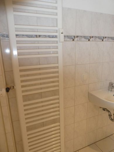 1 ZKB mit Balkon, ruhige Lage, EG-Hochparterre – Handtuchhalter